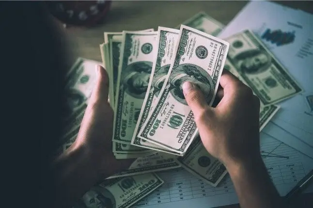 الدولار فوق 56 جنيهًا بعد قرار الفائدة.. سعر العملة الأمريكية اليوم الجمعة