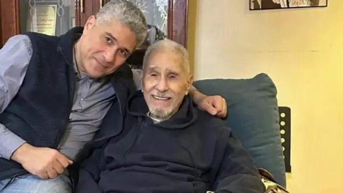 نقل الفنان عبد الرحمن أبو زهرة إلى العناية المركزة