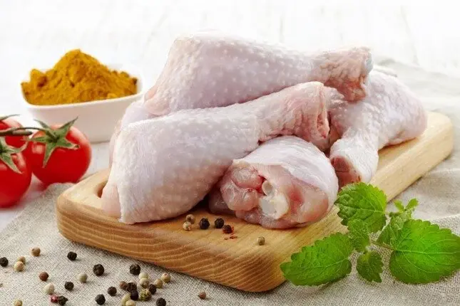 غسل الدجاج قبل الطهي ينشر الجراثيم في المطبخ