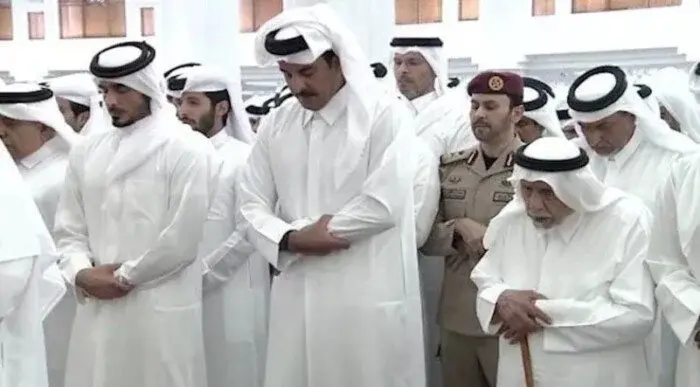 أمير قطر يتقدم المصلين في صلاة الجنازة على الشيخ حمد بن خليفة آل ثاني