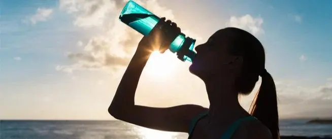 5 أخطاء شائعة عند شرب الماء تهدد ترطيب جسمك