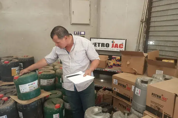 ضبط 2200 لتر زيت سيارات مجهول المصدر داخل مخزن بكفر الشيخ
