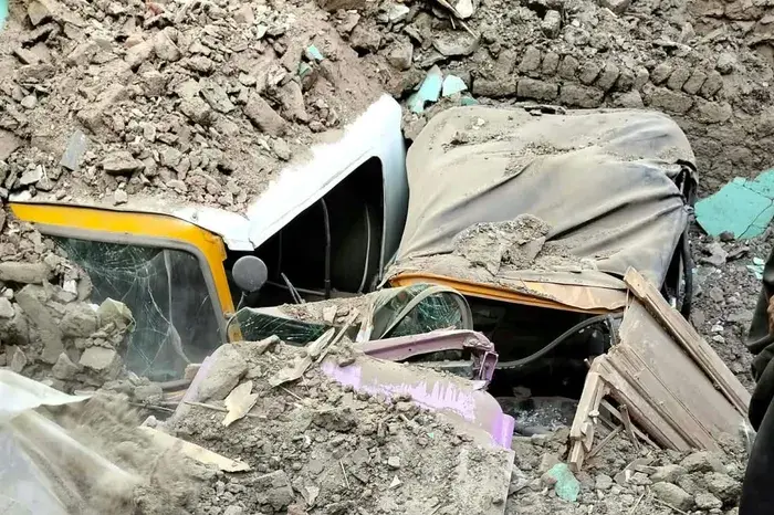 انهيار منزل من 3 طوابق بقرية في المنيا دون إصابات.. ومطالبات برفع الأنقاض