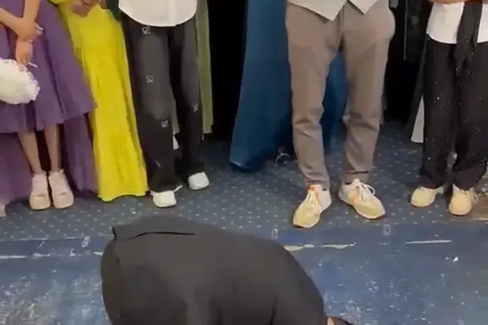 في ليلة العمر.. عريس بقنا ينهار باكيًا أمام صورة والدته الراحلة ويثير تعاطف الآلاف