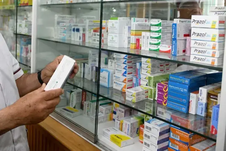 بعد شكاوى المواطنين.. رئيس شعبة الأدوية يعلق على أزمة نقص الدواء