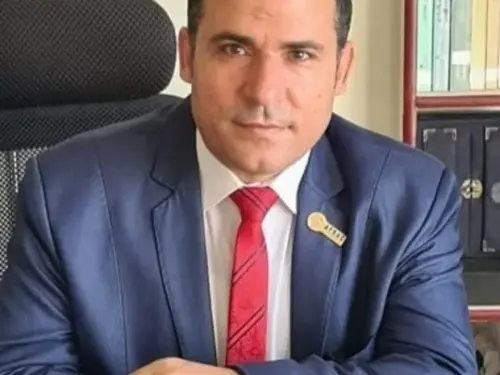 مثقفو الواجهة.. حين يرتدي الجهل ثياب المعرفة