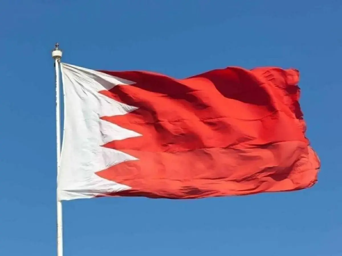 البحرين تعترض صواريخ ومسيرات إيرانية وتندد بالنهج العدائي