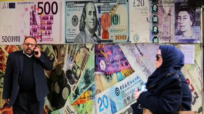 الدولار يقترب من حاجز الـ 50 جنيهاً: نظرة على أسعار العملات في السوق المصري اليوم