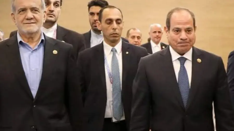 السيسي ينتقد بشدة "استهداف إيران لدول الخليج" في اتصال مع بزشكيان