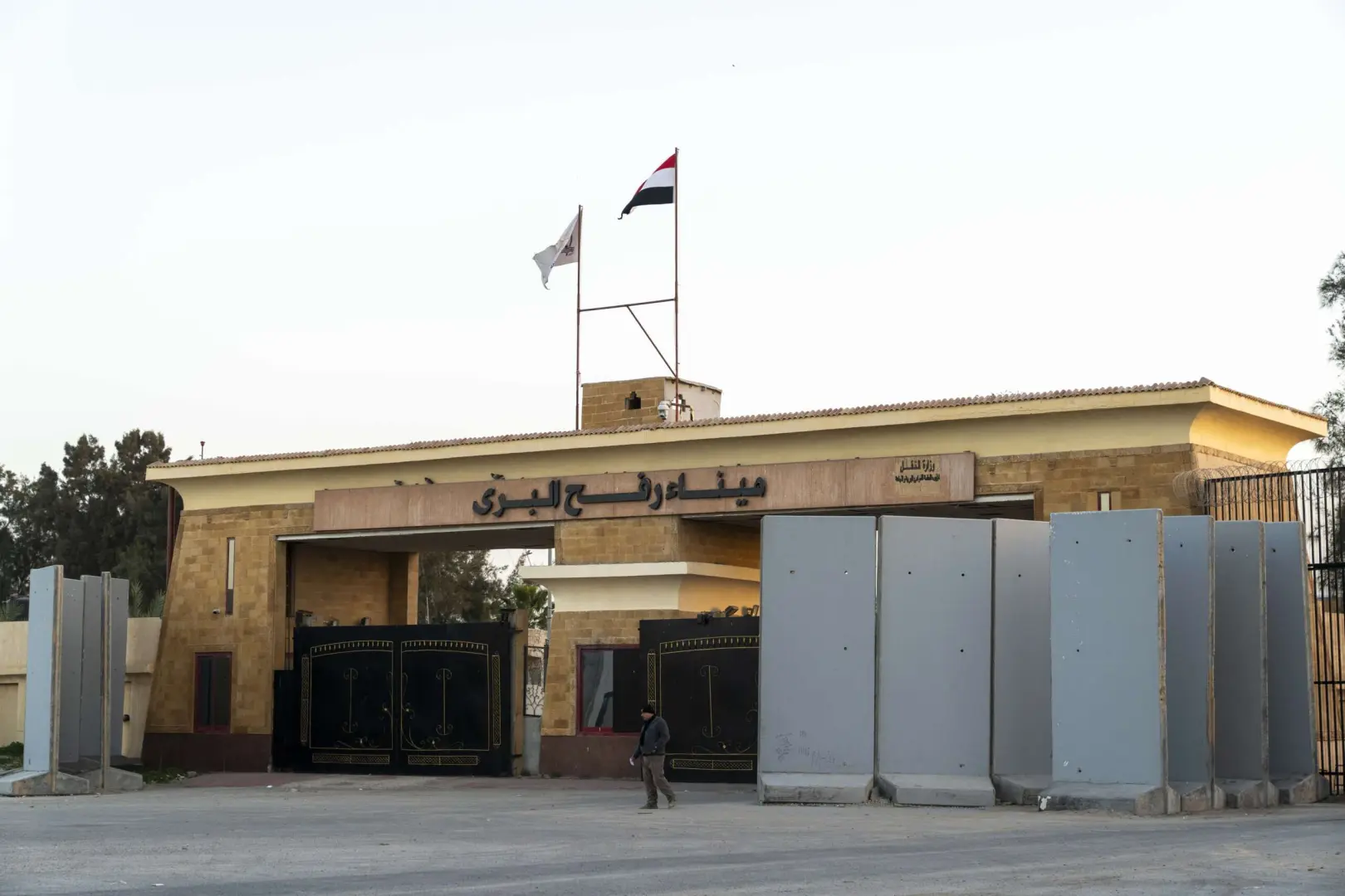 إسرائيل تعيد فتح معبر رفح جزئياً: انفراجة محدودة أم تكتيك جديد؟