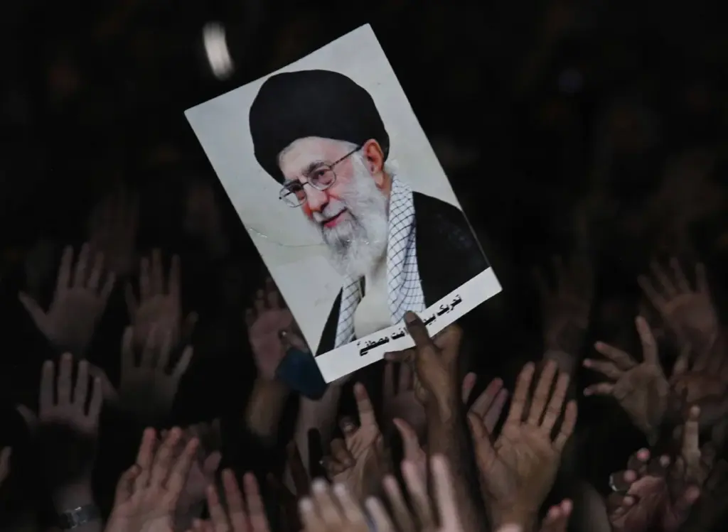 إيران بعد أسابيع الحرب: اقتصاد تحت الركام وقرار سياسي مفقود