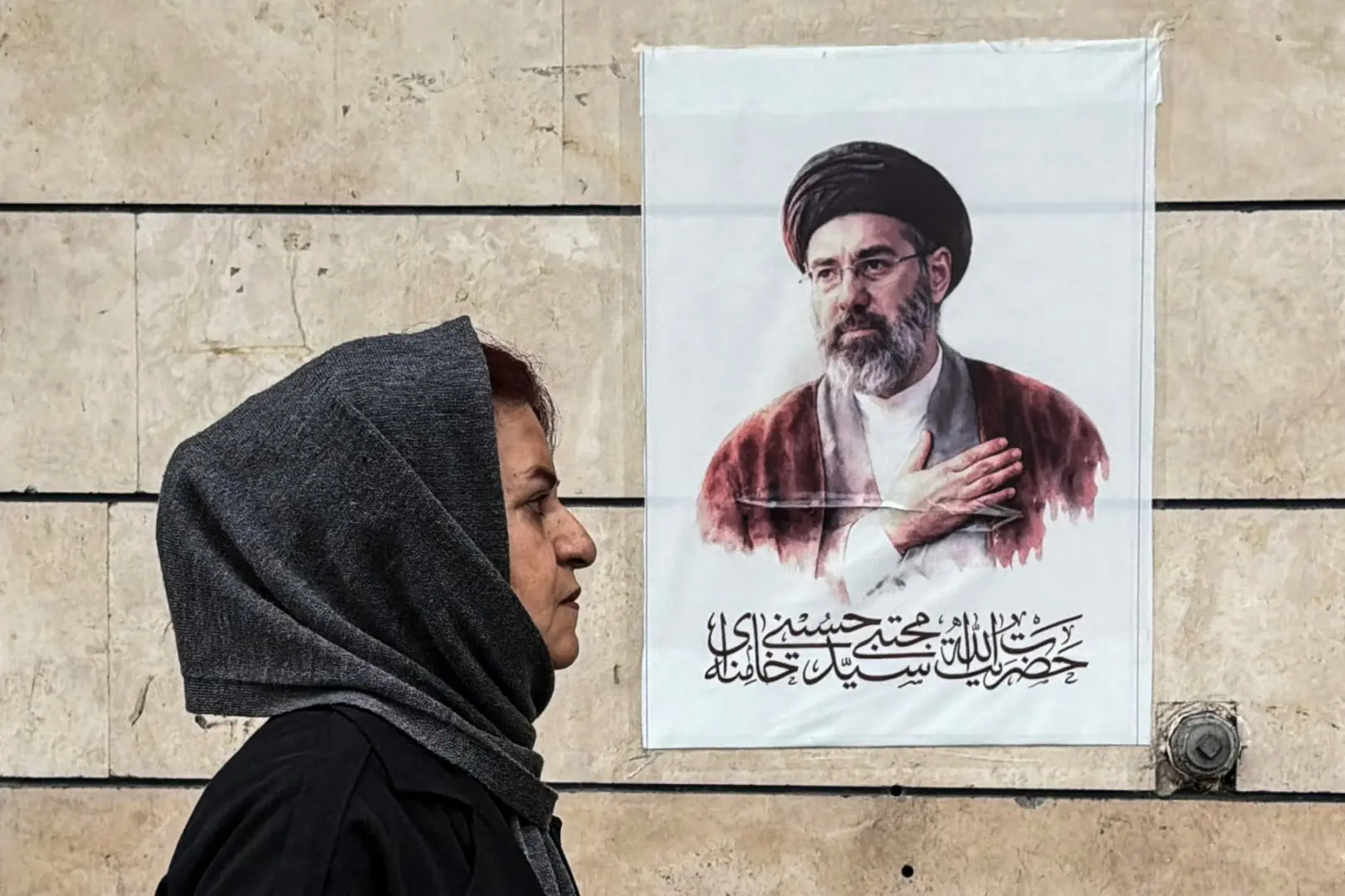 إيران في قبضة "الجنرالات الجدد": تقرير يرسم ملامح القيادة بعد خامنئي الأب