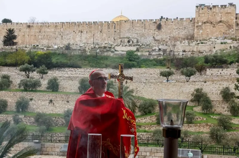 أزمة القدس تتراجع: نتنياهو يلغي منع بطريرك اللاتين من دخول القيامة