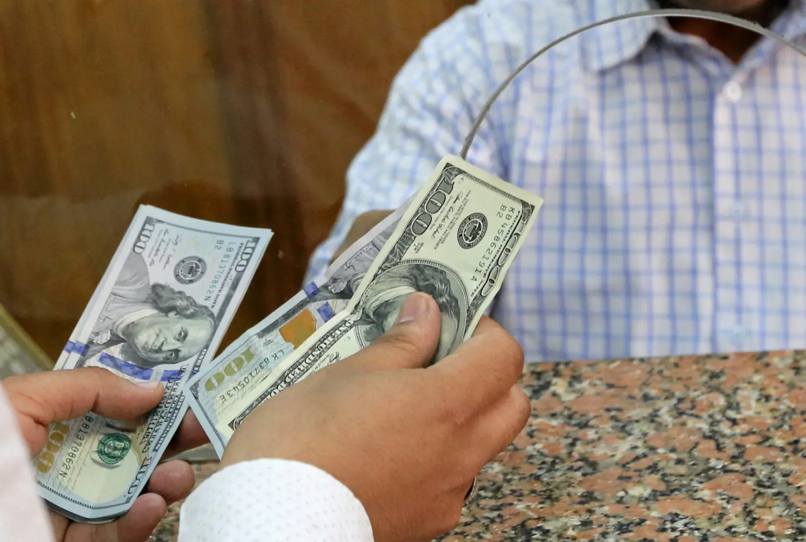 الدولار يحلق في سماء السوق المصرية والجنيه يواجه رياحًا معاكسة: نظرة على أسعار العملات اليوم الثلاثاء 10 مارس 2026