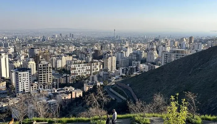 دوي انفجارات يهز سماء طهران: دفاعات جوية تتصدى لأهداف مجهولة