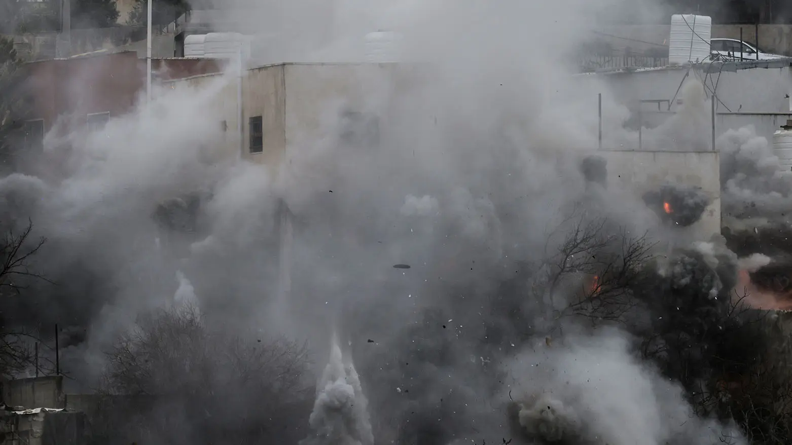 فاجعة في الضفة: مقتل عائلة فلسطينية بنيران إسرائيلية تثير غضباً واسعاً
