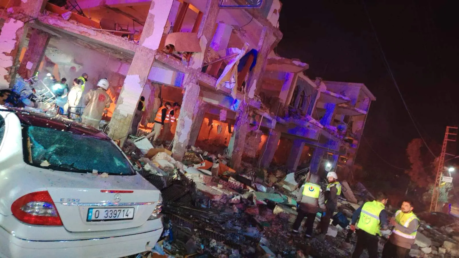 فاجعة في الجنوب: غارة إسرائيلية تودي بحياة 12 من الطواقم الطبية بلبنان
