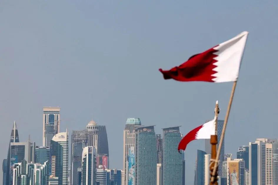 فيتش تضع تصنيف قطر السيادي تحت المراقبة السلبية بسبب حرب المنطقة
