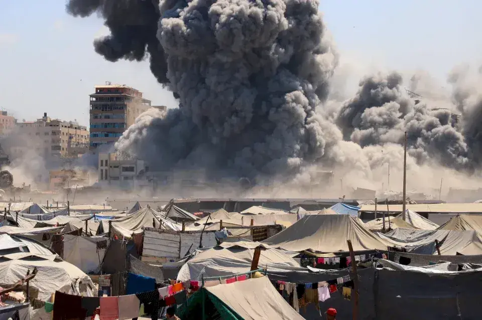 غزة تستيقظ على مجزرة جديدة: 10 قتلى بغارة تستهدف مأوى نازحين