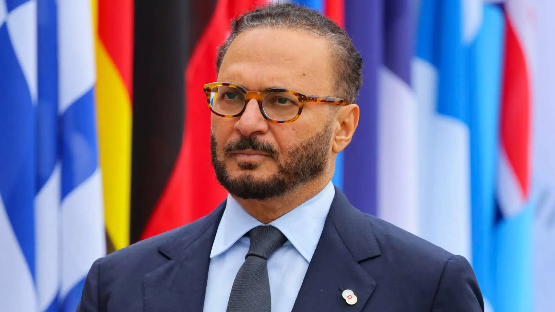 قرقاش يصف خطاب الإعلام الإيراني بـ"الساذج التعبوي" ويحذر من فقدان المصداقية