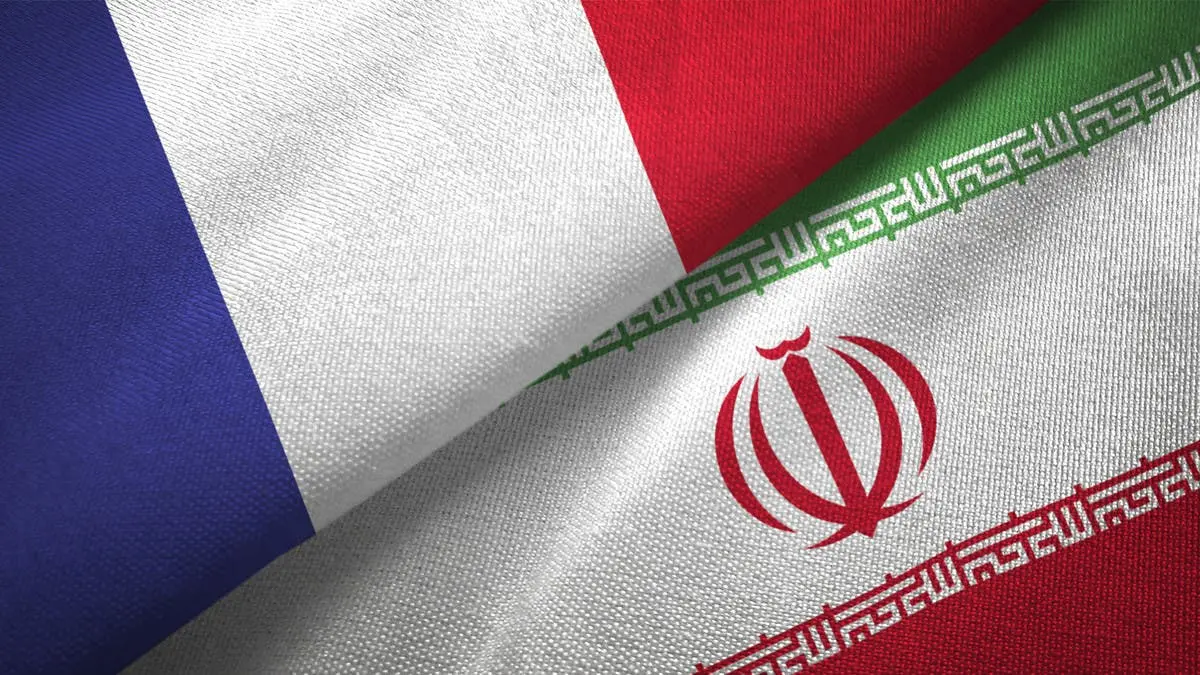 ماكرون يضغط على إيران بشأن حرية الملاحة في مضيق هرمز