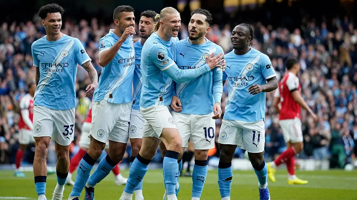 صراع القمة في الدوري الإنجليزي: مانشستر سيتي يوقد المنافسة في الدوري الإنجليزي بفوز حاسم على آرسنال ويقلص الفارق