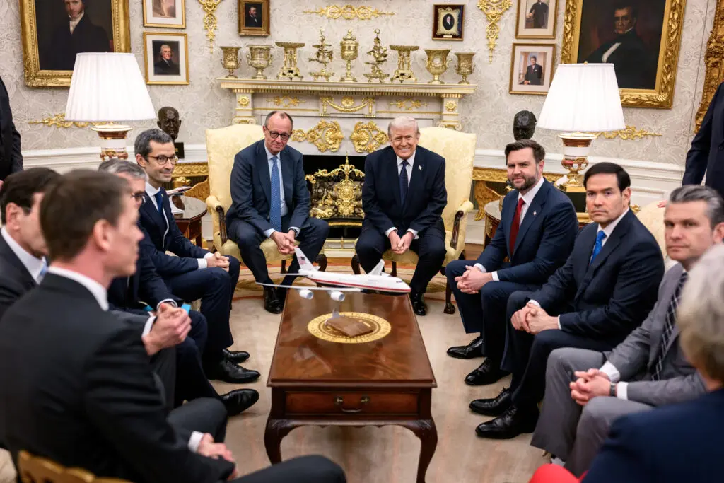 مأزق أوروبي مزدوج: ضغوط ترامب وخطر مضيق هرمز يربكان القادة