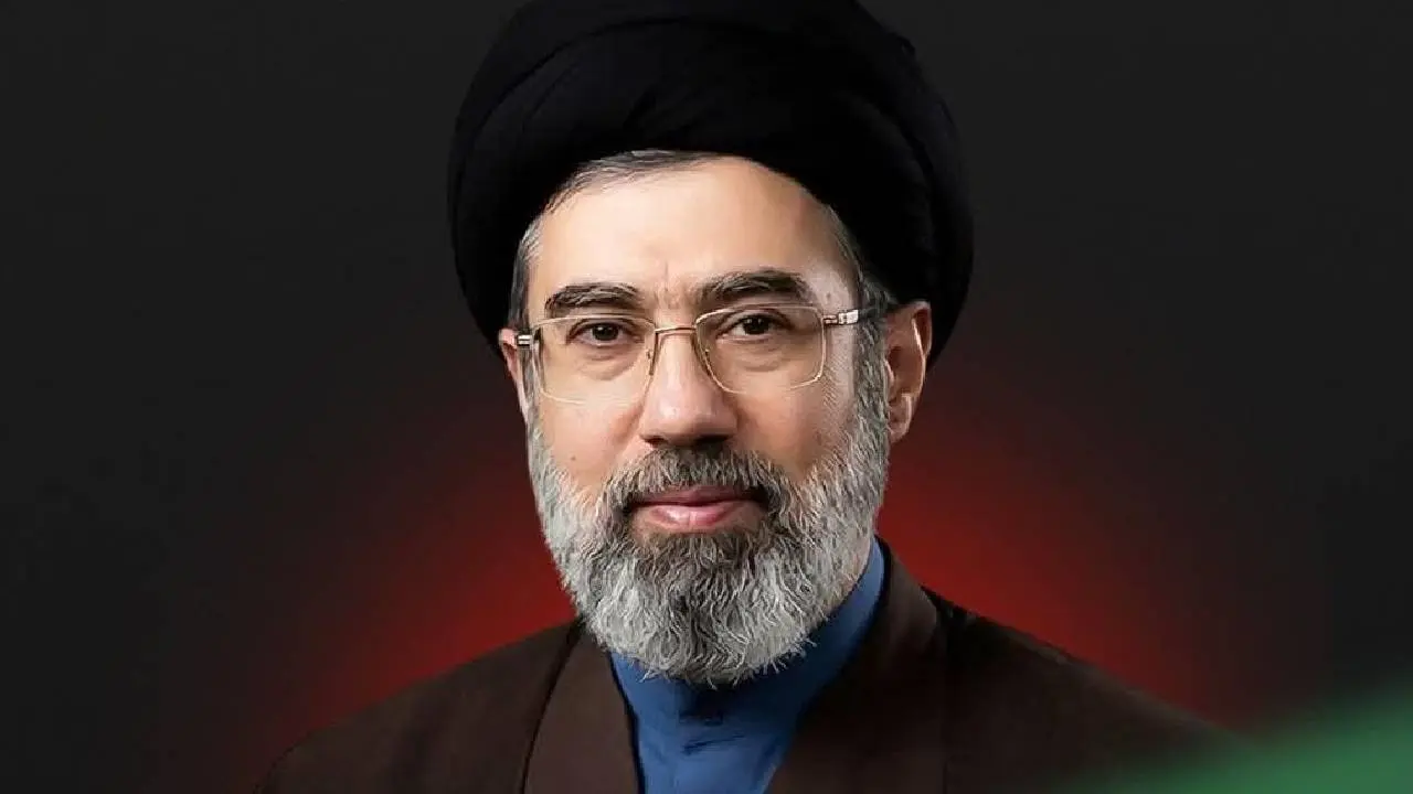 مجتبى خامنئي يحذر من "مؤامرات الأعداء" لتقويض صمود إيران