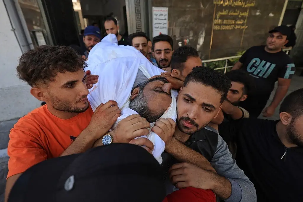 مجزرة البريج: 8 شهداء في غارة إسرائيلية تستهدف وسط غزة