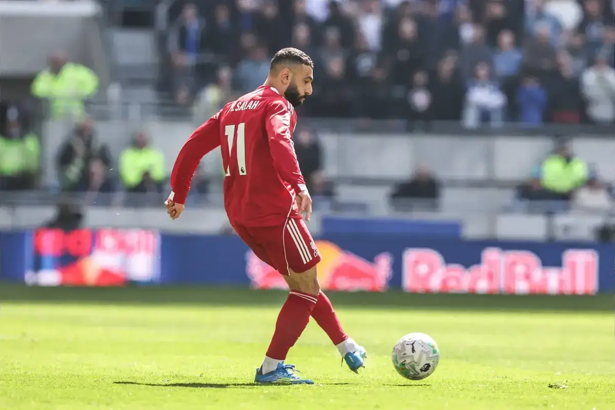 سوق <strong>انتقالات اللاعبين العرب</strong> يشتعل: مستقبل محمد صلاح، الأهلي، والزمالك في صدارة المشهد الكروي