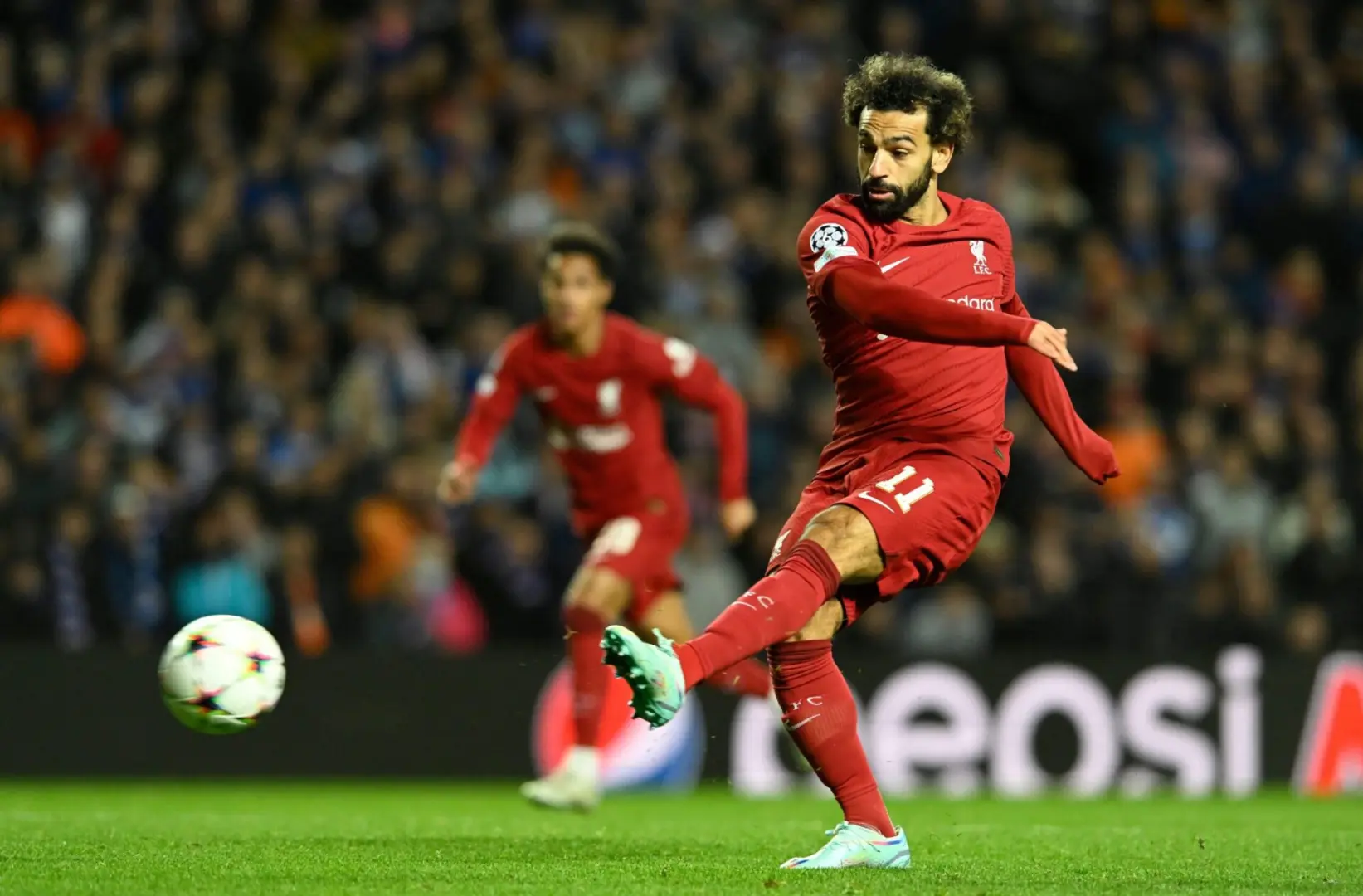 انتقال محمد صلاح: محمد صلاح يودع أنفيلد: صراع العمالقة يشتعل على ضم الفرعون المصري