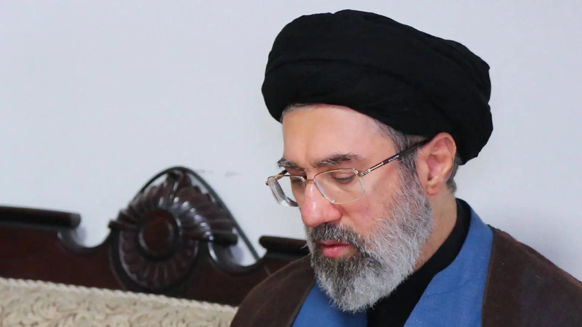 نجل خامنئي ينجو من الغارة.. تفاصيل جديدة تكشف اللحظات الأخيرة