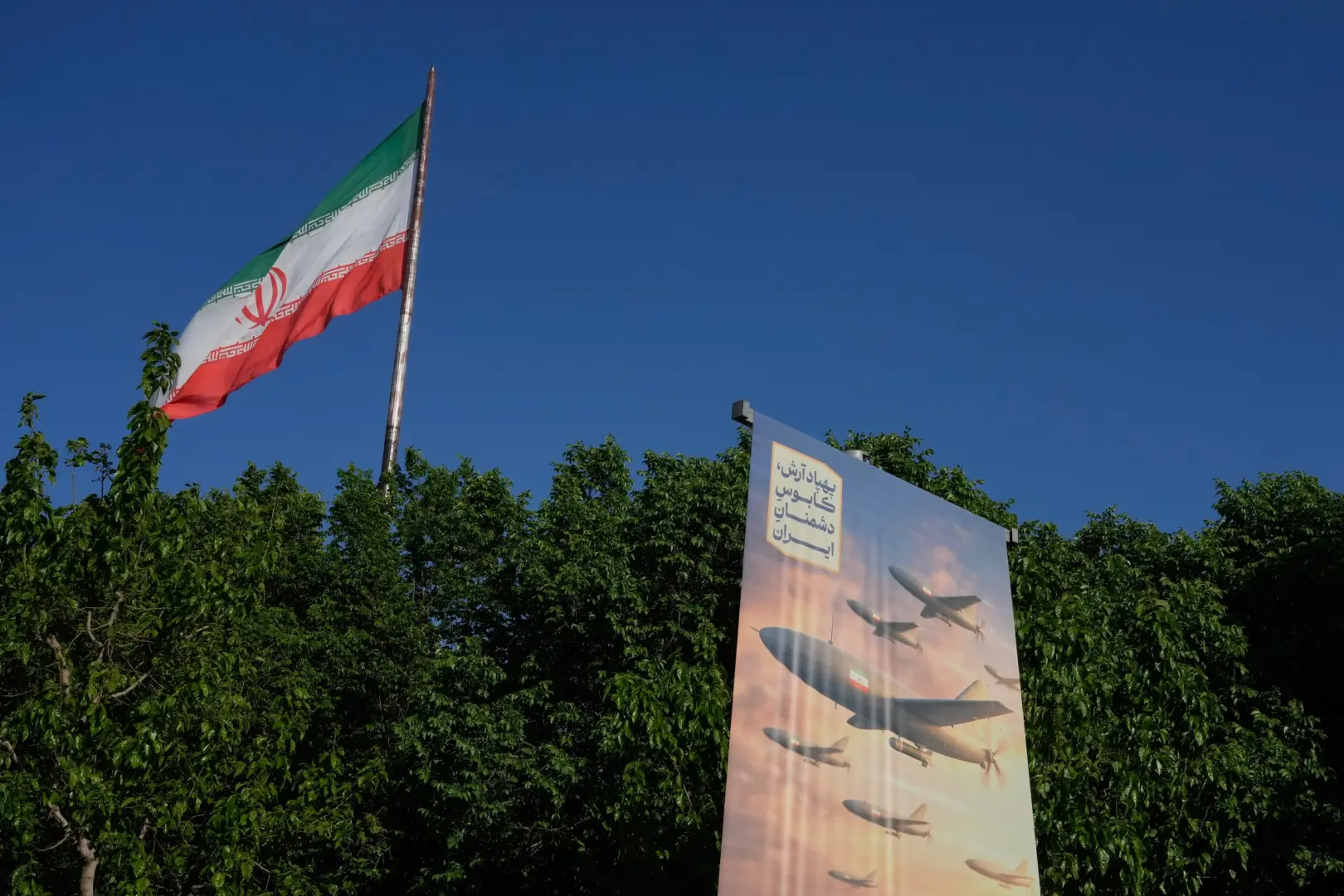 واشنطن تحدد "مضيق هرمز" شرطاً أولياً لاتفاق مع طهران