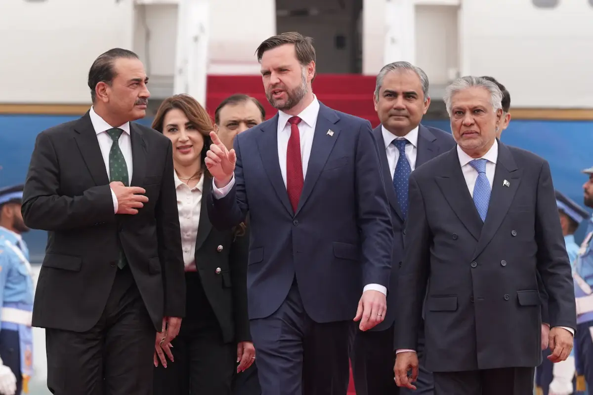 واشنطن تسعى لانتزاع "ورقة هرمز" من طهران في تصعيد خطير
