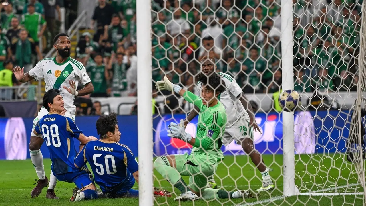 أخبار الكرة العربية: الأهلي السعودي يتوّج بطلاً لآسيا، وصلاح يودّع ليفربول في صخب انتقالات صيفي مبكر