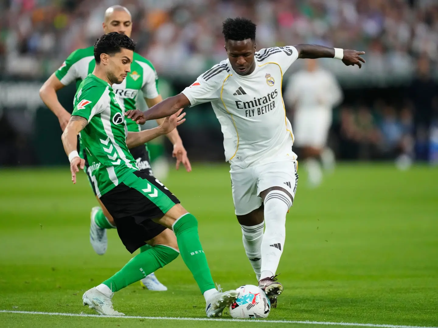 صدمة ملكية في الأندلس: تعادل "مكلف" يباعد ريال مدريد عن الليغا
