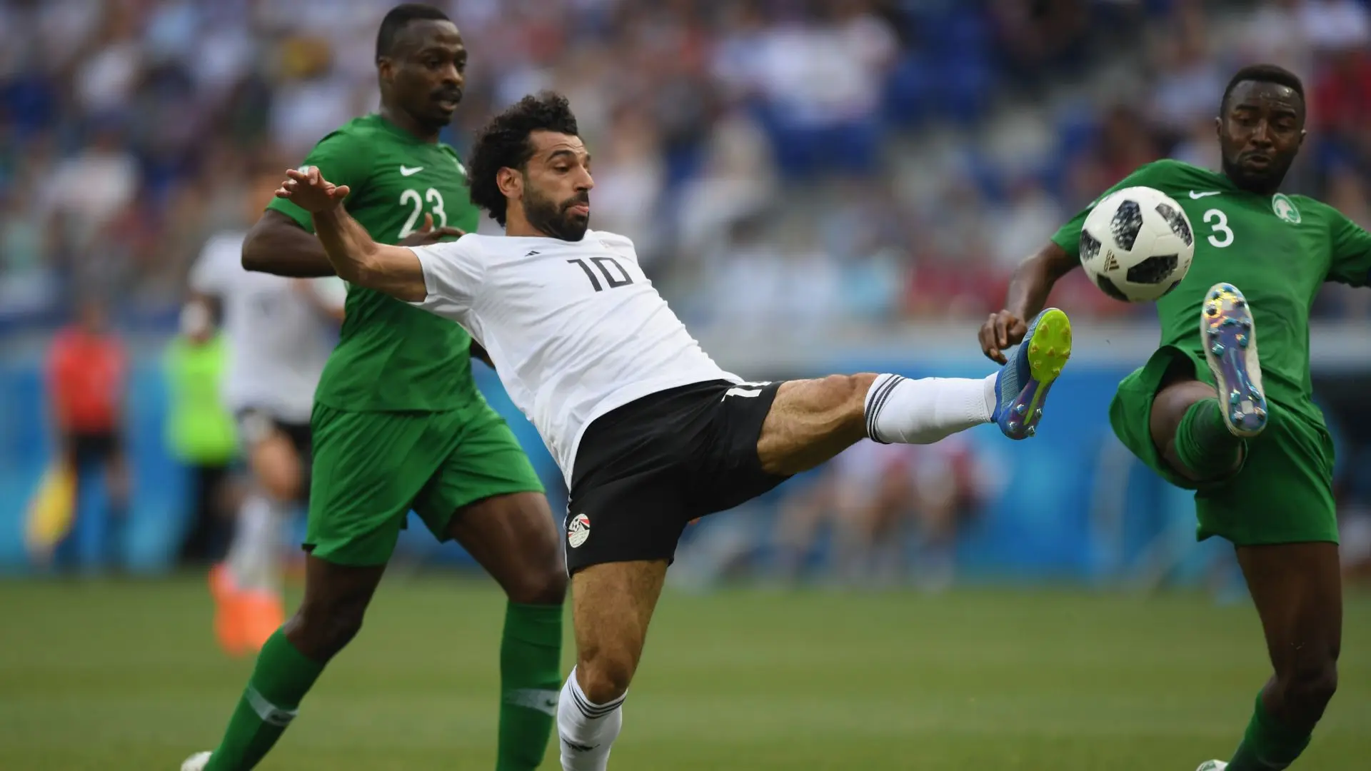 انتقالات محمد صلاح: صلاح يلهب سوق الانتقالات.. والأنظار نحو قمة السعودية ومصر الكروية