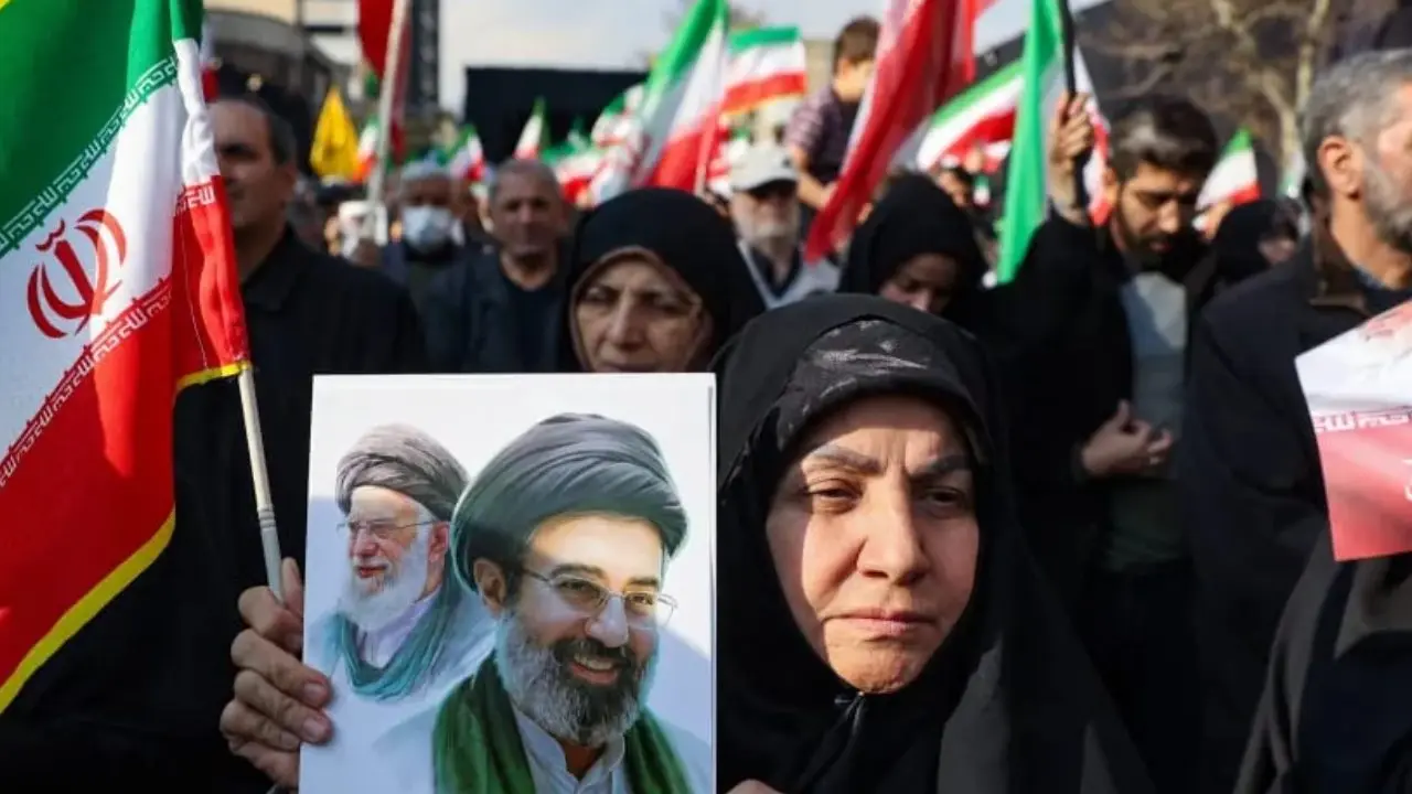 صراع السلطة يمزق إيران: نظام يتآكل وعزلة مرشد تتجلى بوضوح
