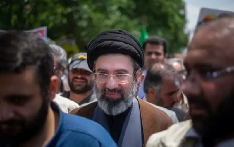 تقرير: نجل خامنئي يمتلك شقتين فاخرتين في لندن بـ 35 مليون إسترليني