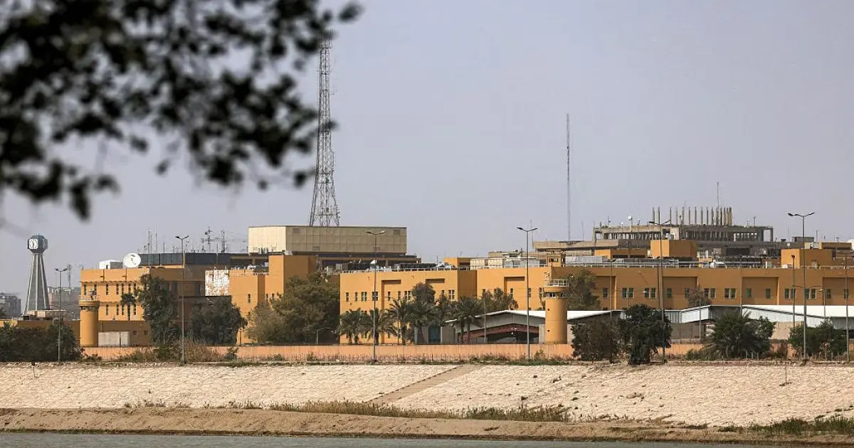 تصاعد الدخان فوق بغداد: هجوم بطائرة مسيرة يستهدف السفارة الأميركية