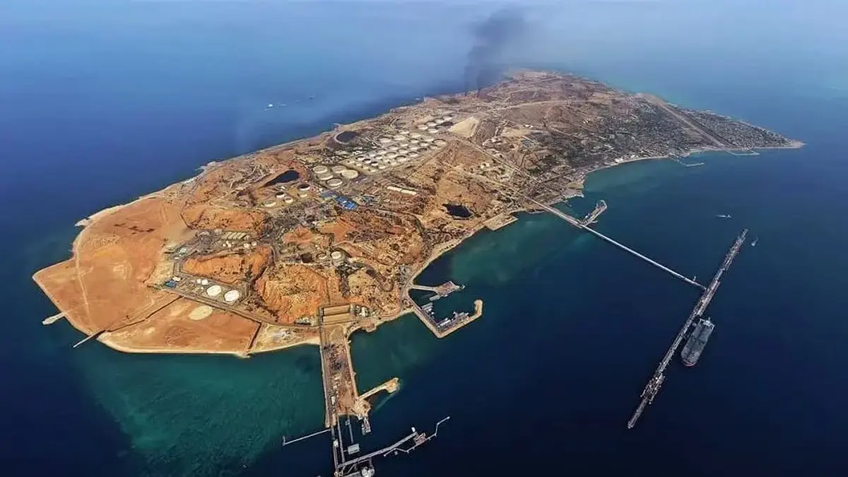 تصريحات ترامب القديمة حول جزيرة خرج تثير الجدل بعد قصفها