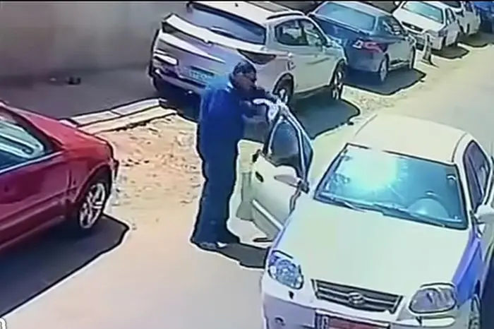 «الإيد اللي ربت قبل اللي علمت».. موقف إنساني لمعلم بورسعيدي مع أستاذه ...
