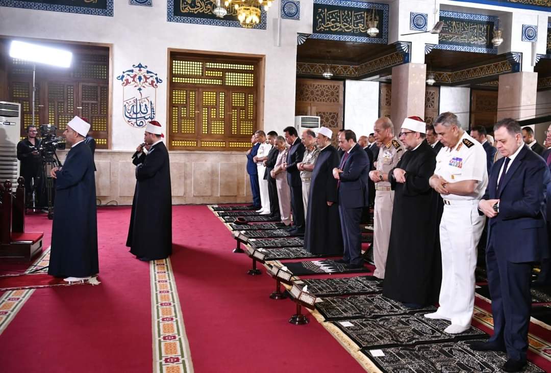 الرئيس يؤدى صلاة العيد بمسجد القوات الجوية