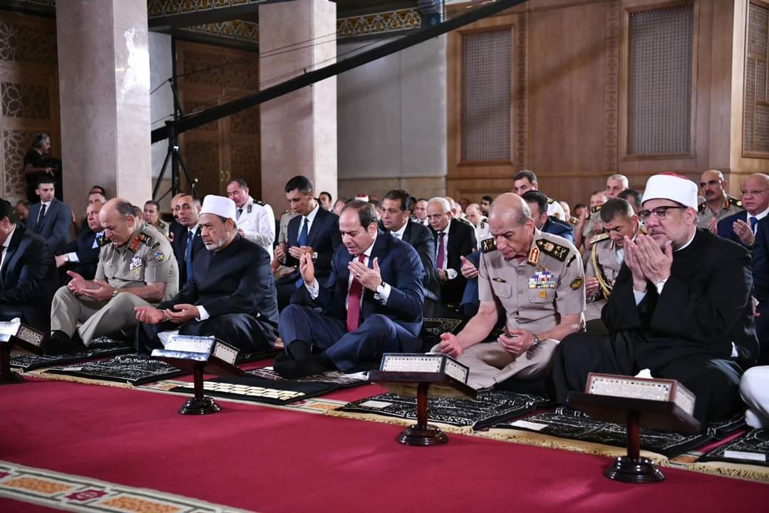 الرئيس يهنئ المصريين والأمة الإسلامية.. بالعيد