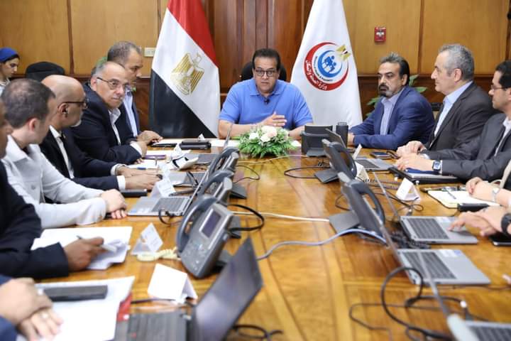 وزير الصحة يترأس غرفة الأزمات والطوارئ ويتابع تنفيذ خطة التأمين الطبى لاحتفالات العيد 