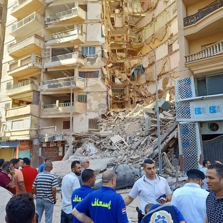 محافظ الإسكندرية .. في موقع انهيار عقار المنتزه