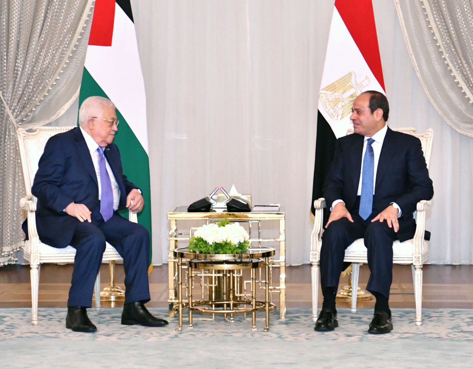 الرئيس يستقبل أبو مازن .. ويؤكد دعم مصر الثابت للشعب الفلسطيني
