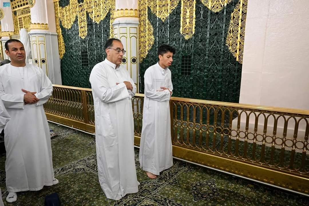 مدبولى يؤدى الصلاة فى الروضة الشريفة 