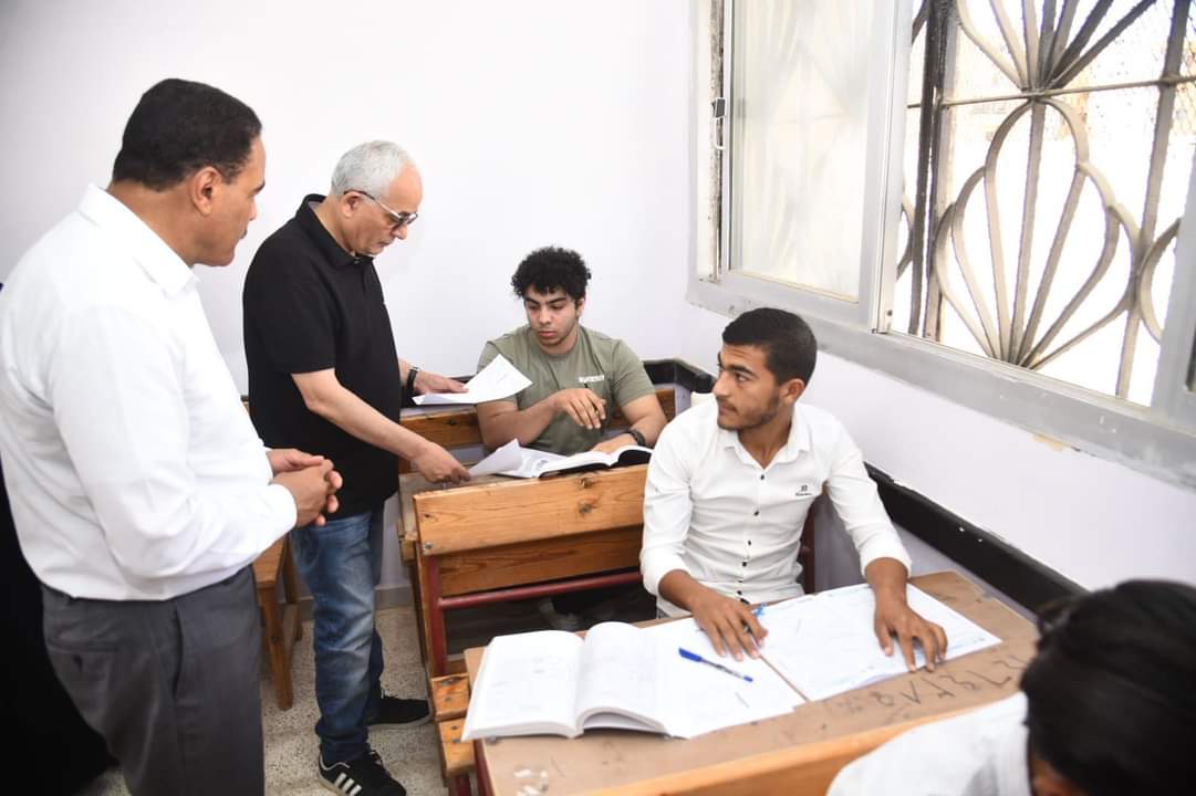 حجازى يتابع امتحانات الثانوية من مطروح