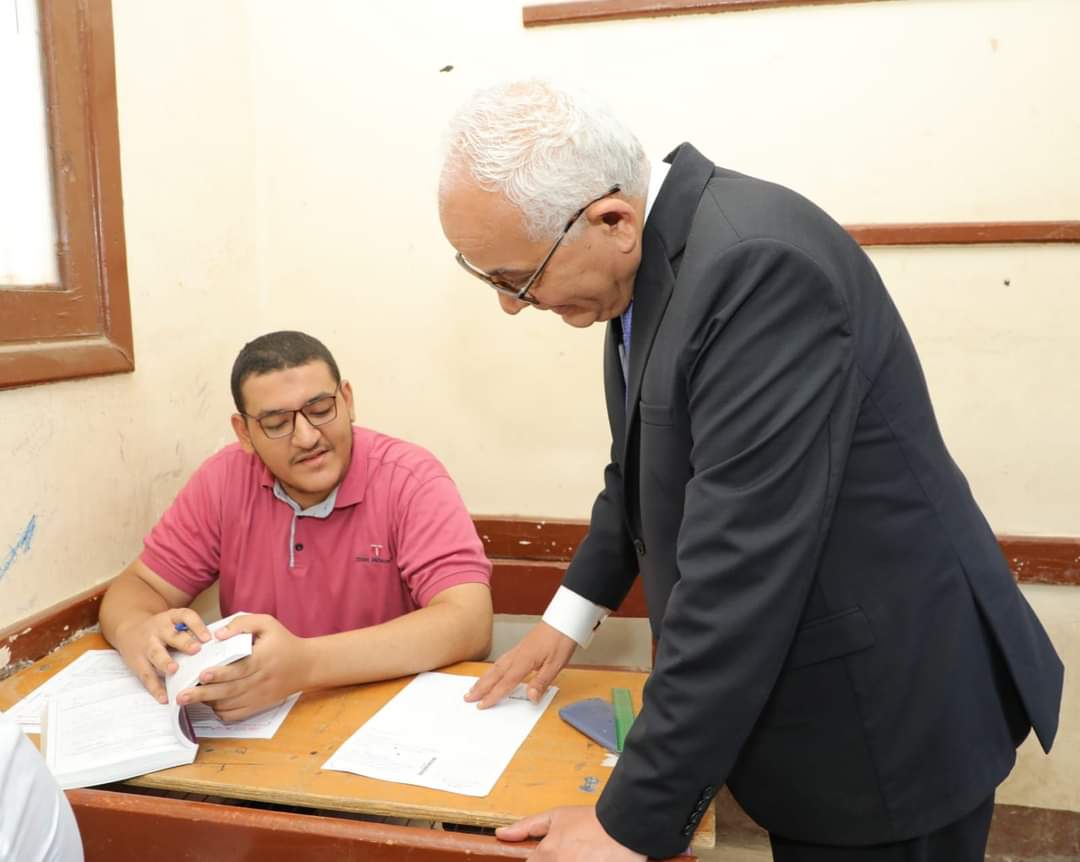 وزير التعليم يتفقد لجان إمتحانات الثانوية..بسوهاج